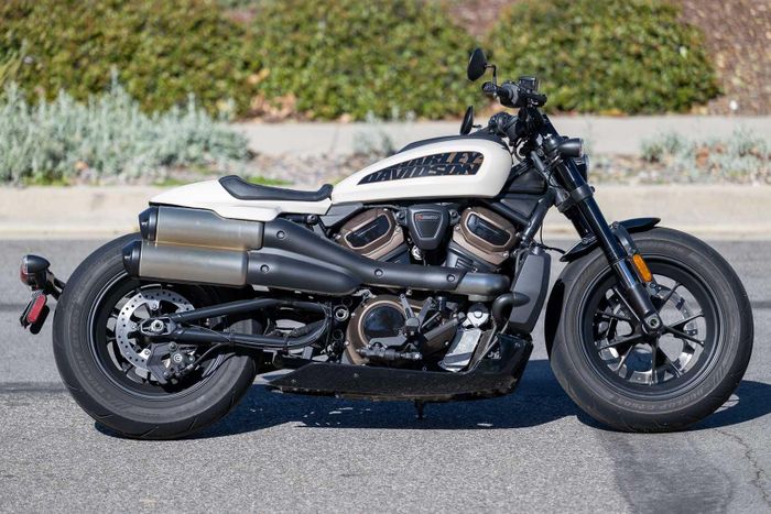  Bên cạnh đó, Harley-Davidson cũng mang trở lại dòng Sportster, một trong những biểu tượng của hãng với lịch sử gần 70 năm với định vị tầm trung, có mức giá khoảng 10.000 USD. 