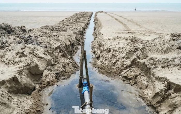  Một số ống xả nước thải chạy dưới cát bị đào bới cũng gây mất mỹ quan. 
