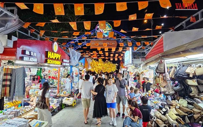 Mỗi đêm chợ đêm Sơn Trà đón khoảng 4.000 - 6.000 lượt khách