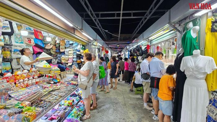 Du khách trong và ngoài nước tham quan, mua sắm tại chợ đêm Sơn Trà