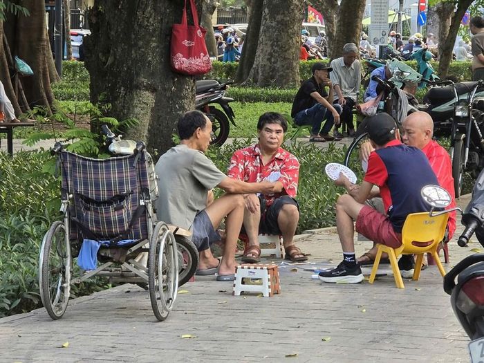 Một số người dân tụ tập chơi bài, chơi cờ gây mất trật tự trong công viên