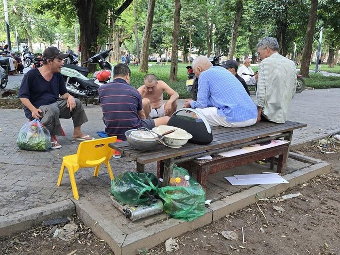 Ghế đá trở thành "nhà bếp"