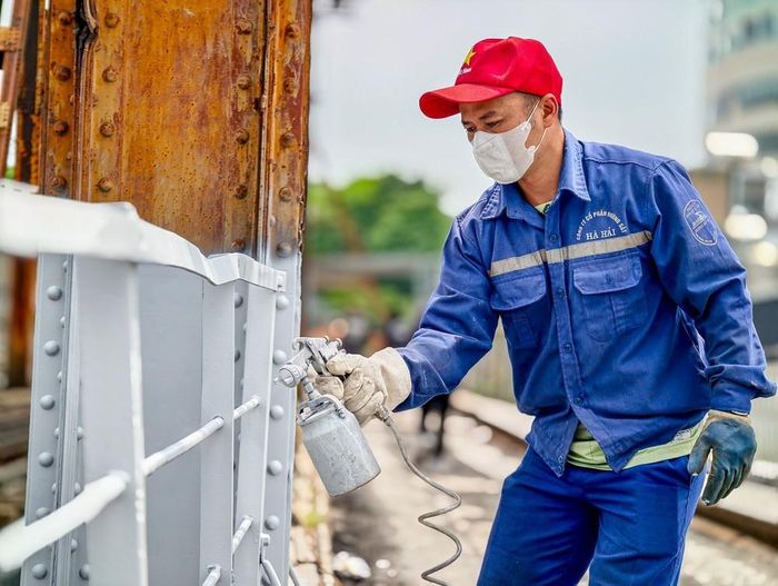 Công nhân thi công thay thế lan can cầu Long Biên theo phương án sửa chữa đã được phê duyệt. Ảnh: Trung Nguyên - TTXVN
