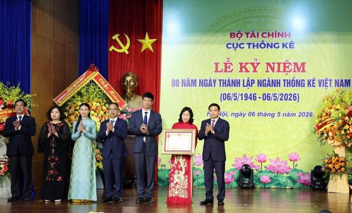 Thay mặt lãnh đạo Đảng, Nhà nước, Phó Thủ tướng Nguyễn Văn Thắng trao Huân chương Lao động hạng Nhất tặng Cục Thống kê - Ảnh: VGP/Đức Tuân