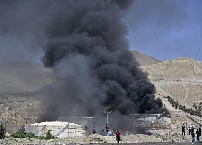Khói bốc lên từ kho chứa nhiên liệu ở Tehran, Iran sau cuộc tấn công của Israel. Ảnh: Kyodo/TTXVN