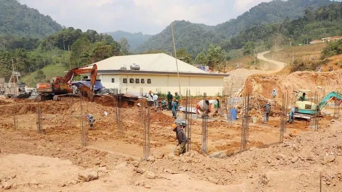 Dự án Trường phổ thông nội trú liên cấp Tiểu học-Trung học cơ sở Hùng Sơn đang duy trì thi công liên tục cả ngày lẫn đêm để đẩy nhanh tiến độ xây dựng.