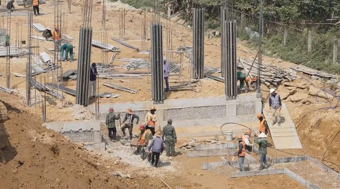 Dự án Trường phổ thông nội trú liên cấp Tiểu học-Trung học cơ sở A Vương đang được thi công đẩy nhanh tiến độ xây dựng.