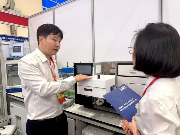 Đại diện Công ty Thùy Anh trao đổi chi tiết với khách hàng về thiết bị và giải pháp vận hành, thể hiện định hướng đồng hành kỹ thuật cùng khách hàng.