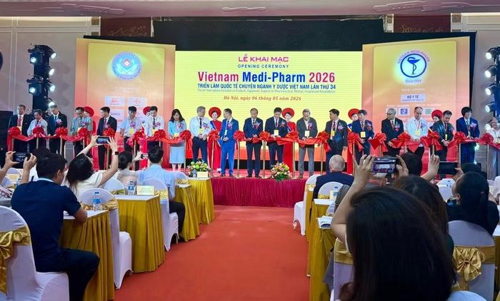 Toàn cảnh lễ khai mạc Vietnam Medi-Pharm 2026 - sự kiện quy tụ đông đảo doanh nghiệp trong và ngoài nước, phản ánh sự sôi động của thị trường thiết bị và công nghệ y dược tại Việt Nam.