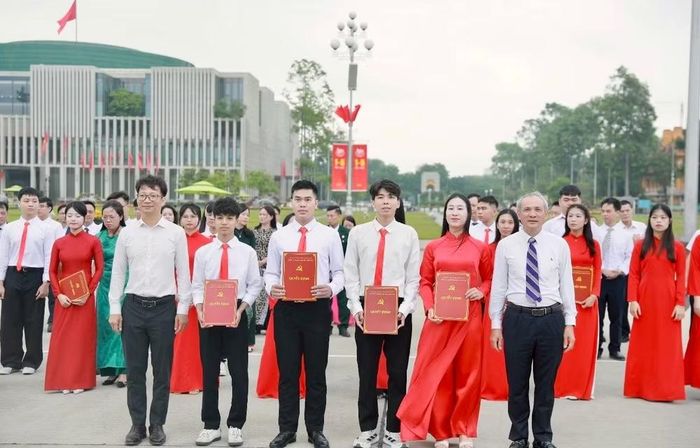 Giáo sư, Tiến sĩ Nguyễn Trung Việt, Hiệu trưởng Trường đại học Thủy lợi cùng các sinh viên được kết nạp Đảng viên.