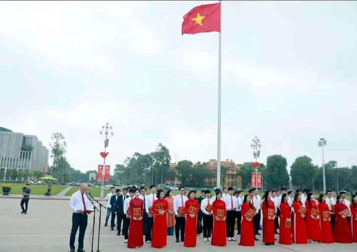 Phó Giáo sư, Tiến sĩ Nguyễn Hữu Huế, Bí thư Đảng ủy Trường đại học Thủy lợi báo công dâng Bác những kết quả nổi bật của nhà trường.