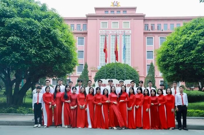 31 quần chúng ưu tú, trong đó có 28 sinh viên và ba cán bộ, giảng viên được kết nạp Đảng viên.