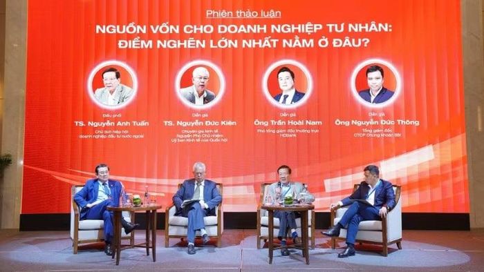 Các khách mời tham gia phiên thảo luận tại hội thảo.