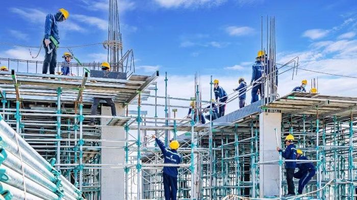Công nhân thi công một dự án phía nam Thành phố Hồ Chí Minh.