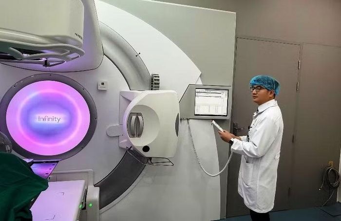 Nhân viên y tế vận hành máy xạ trị gia tốc.