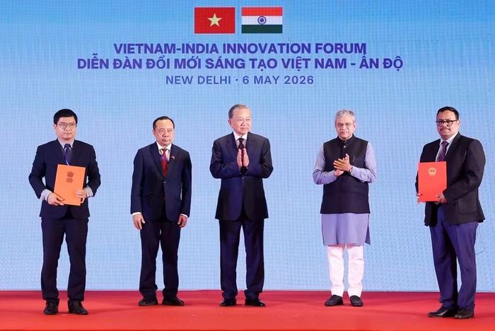 Tổng Bí thư, Chủ tịch nước Tô Lâm chứng kiến trao các văn kiện, thỏa thuận hợp tác giữa 2 nước.