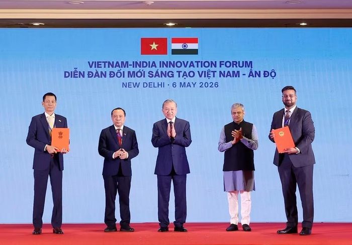 Tổng Bí thư, Chủ tịch nước Tô Lâm chứng kiến trao các văn kiện, thỏa thuận hợp tác giữa 2 nước.