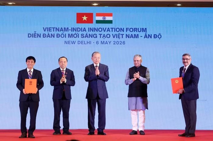 Tổng Bí thư, Chủ tịch nước Tô Lâm chứng kiến trao các văn kiện, thỏa thuận hợp tác giữa 2 nước.