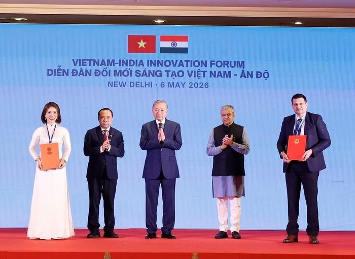 Tổng Bí thư, Chủ tịch nước Tô Lâm chứng kiến trao các văn kiện, thỏa thuận hợp tác giữa 2 nước.
