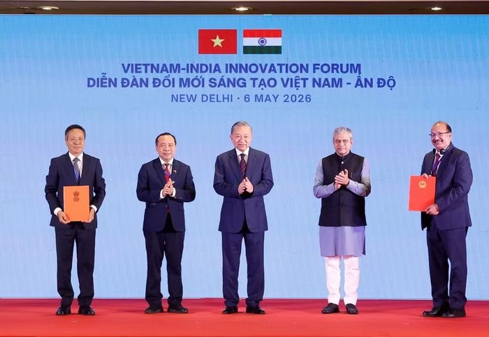 Tổng Bí thư, Chủ tịch nước Tô Lâm chứng kiến trao các văn kiện, thỏa thuận hợp tác giữa 2 nước.