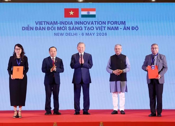Tổng Bí thư, Chủ tịch nước Tô Lâm chứng kiến trao các văn kiện, thỏa thuận hợp tác giữa 2 nước.