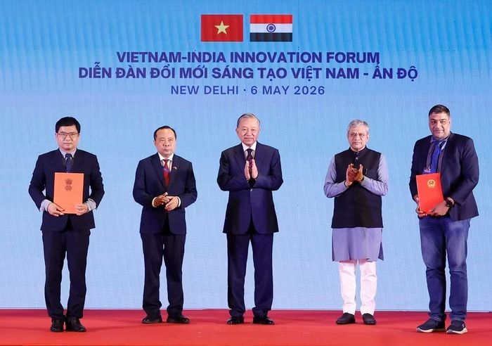 Tổng Bí thư, Chủ tịch nước Tô Lâm chứng kiến trao các văn kiện, thỏa thuận hợp tác giữa 2 nước.