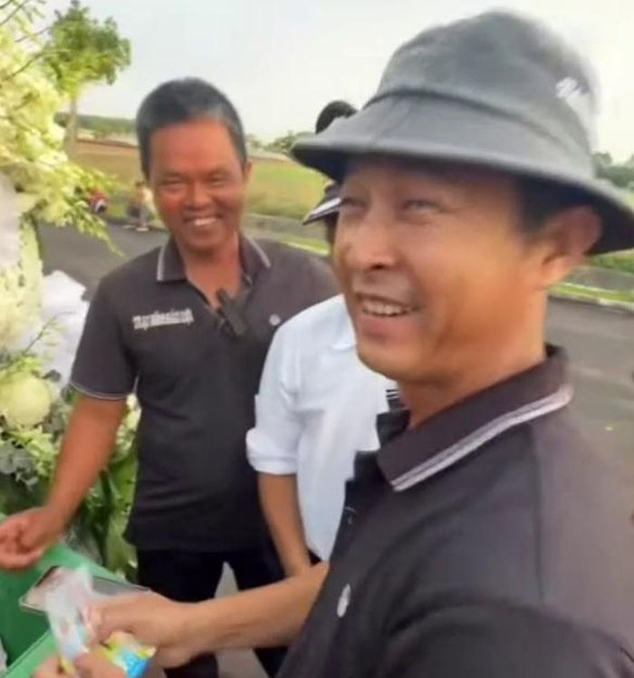 Nam nhân viên mai táng vui mừng khi biết mình trúng giải độc đắc 5 vé Vũng Tàu. Ảnh cắt ra từ clip