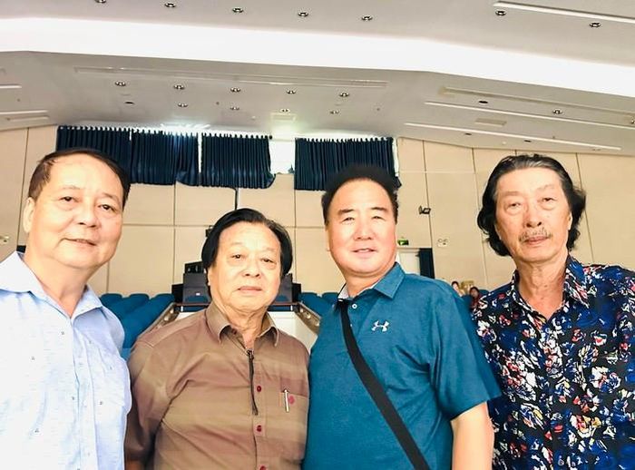 Từ trái sang: Đạo diễn Tôn Thất Cần, NSND đạo diễn Trần Ngọc Giàu, đạo diễn Jan Chi Ma Dang và họa sĩ Lê Văn Định trong buổi phúc khảo chiều 6-5