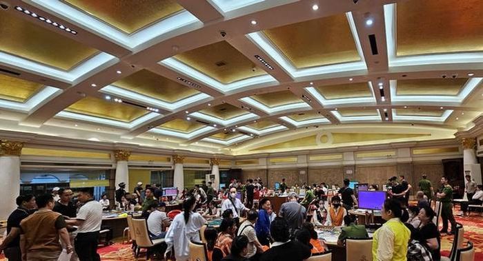 Khoảng 80 người tham gia đánh bạc bị bắt giữ. Ảnh: Công an cung cấp