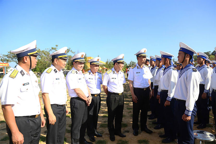 Phó đô đốc Nguyễn An Phong, Bí thư Đảng ủy, Chính ủy Quân chủng Hải quân động viên chiến sĩ Lữ đoàn 146 trước khi lên đường ra đặc khu Trường Sa thực hiện nhiệm vụ.