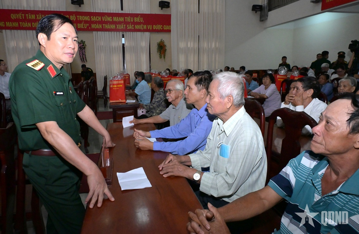 Đại tướng Nguyễn Tân Cương gặp gỡ các gia đình chính sách, gia đình khó khăn.