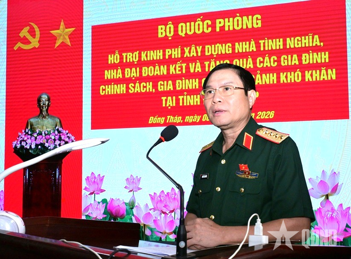 Đại tướng Nguyễn Tân Cương phát biểu tại buổi thăm, tặng quà.