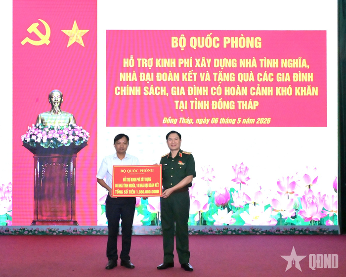 Đại tướng Nguyễn Tân Cương trao biểu trưng hỗ trợ kinh phí xây dựng 6 Nhà tình nghĩa, 10 nhà Đại đoàn kết tại tỉnh Đồng Tháp.