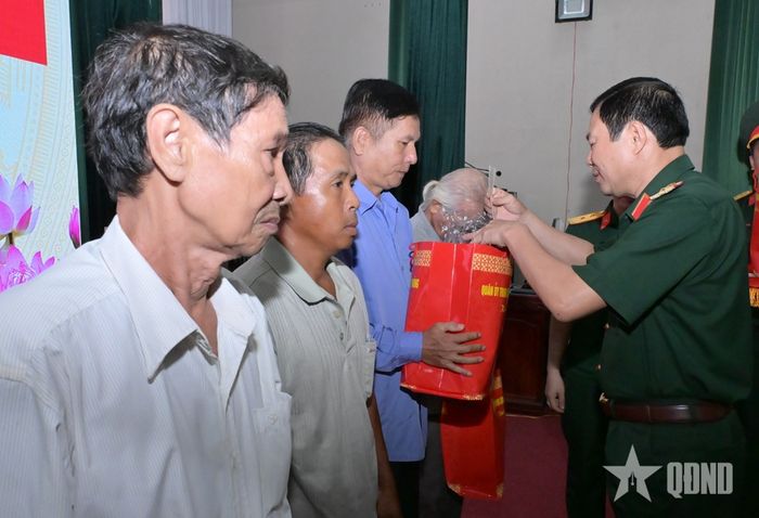 Đại tướng Nguyễn Tân Cương tặng quà gia đình chính sách, gia đình khó khăn tỉnh Đồng Tháp.