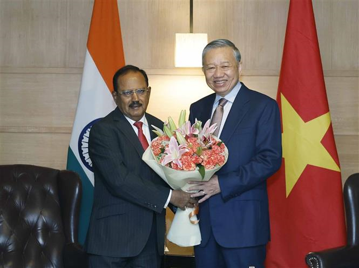 Cố vấn An ninh Quốc gia Ấn Độ Ajit Doval tặng hoa Tổng Bí thư, Chủ tịch nước Tô Lâm. Ảnh: TTXVN