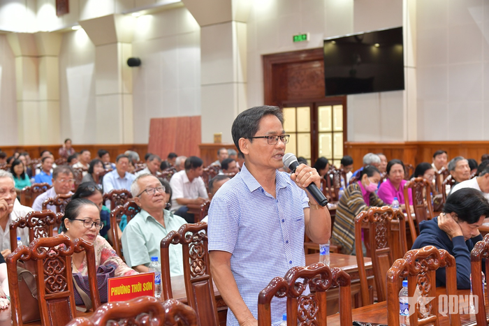 Cử tri nêu ý kiến tại hội nghị.