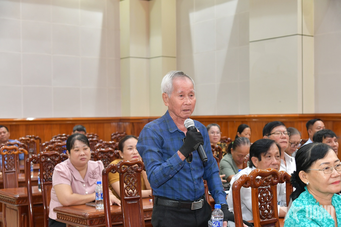 Cử tri nêu ý kiến tại hội nghị.