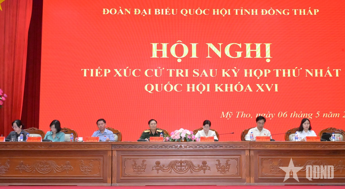  Đại tướng Nguyễn Tân Cương và đoàn đại biểu Quốc hội tỉnh Đồng Tháp tham dự hội nghị tiếp xúc cử tri. 