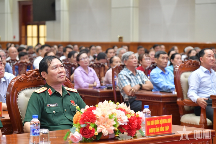  Đại tướng Nguyễn Tân Cương và các đại biểu. 