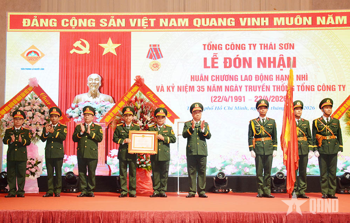 Thừa ủy quyền của Chủ tịch nước, Thượng tướng Nguyễn Quang Ngọc trao Huân chương Lao động hạng Nhì tặng Tổng công ty Thái Sơn.