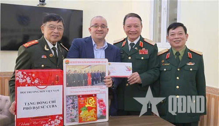 Thiếu tướng Hoàng Anh Tuấn (thứ hai từ phải sang) cùng đại diện Hội Truyền thống Trường Sơn - Đường Hồ Chí Minh Việt Nam tặng quà bạn Cuba. 