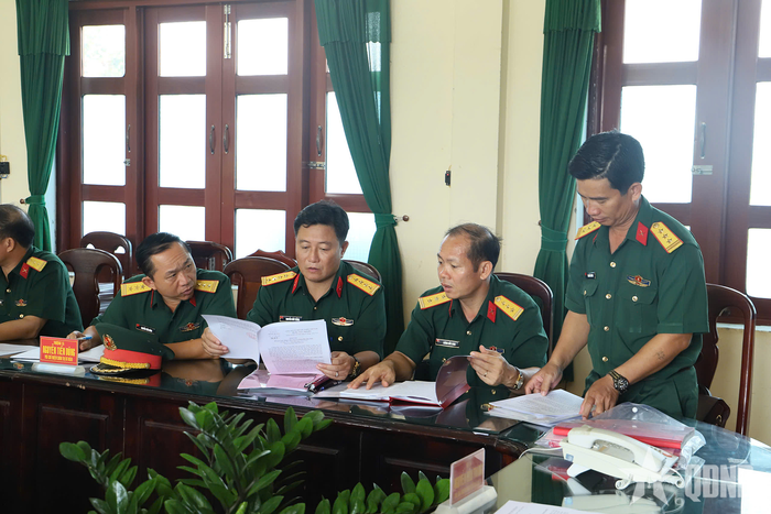 Kiểm tra văn bản công tác Đảng, công tác chính trị.