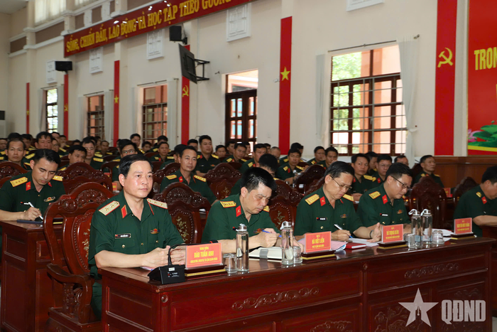 Trung tướng Đào Tuấn Anh và các thành viên đoàn công tác Quân đoàn 34.