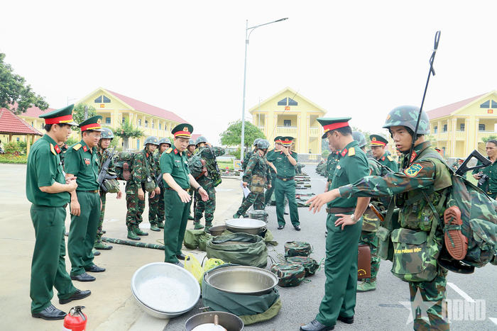 Kiểm tra vật chất hậu cần trong chuyển trạng thái sẵn sàng chiến đấu tại Sư đoàn 9.