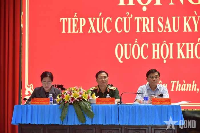  Đại tướng Nguyễn Tân Cương và Đoàn đại biểu Quốc hội tỉnh Đồng Tháp tại hội nghị tiếp xúc cử tri. 