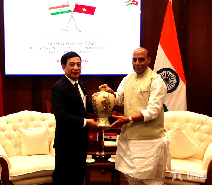 Đại tướng Phan Văn Giang trao quà lưu niệm tặng Bộ trưởng Quốc phòng Ấn Độ Rajnath Singh.