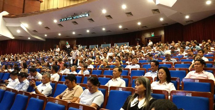 Quang cảnh hội nghị tiếp xúc cử tri tại Nhà hát Trưng Vương sáng 5-5.