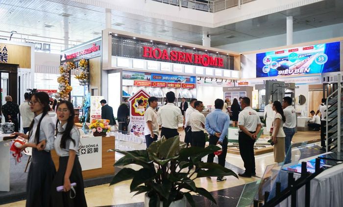 Đông đảo khách tham quan Vietbuild Đà Nẵng 2026 trong ngày khai mạc.