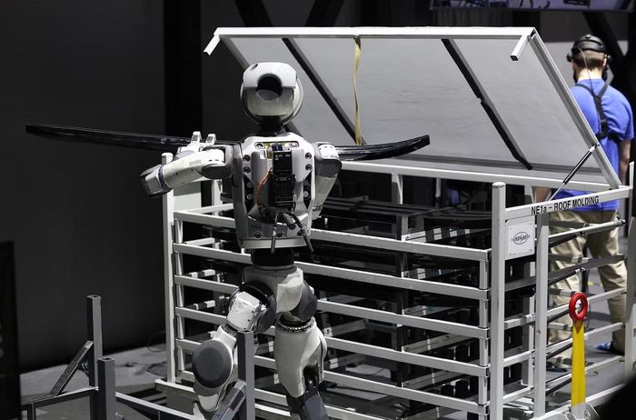 Atlas, một robot hình người do Boston Dynamics (được Hyundai Motor hậu thuẫn) sản xuất, đang trình diễn hoạt động tại một nhà máy ở CES 2026 tại Las Vegas vào ngày 8/1/2026.