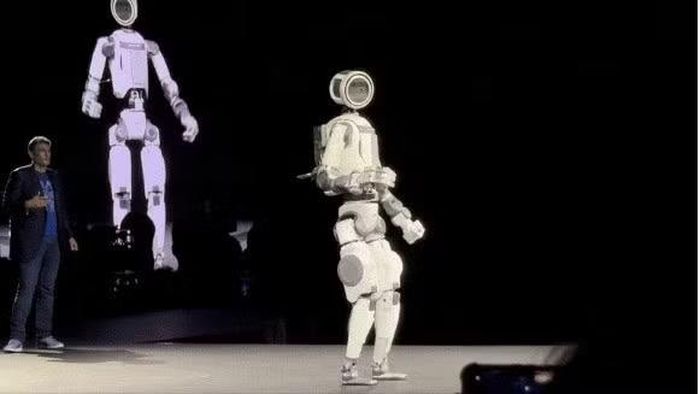 Robot hình người Atlas, do Boston Dynamics phát triển, chào đón khách tham quan trong buổi thuyết trình chính của Hyundai Motor Group, tại CES 2026, Las Vegas, ngày 5/1/2026.